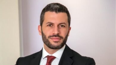 صورة توضيحية - جورج زيادة موضحاً لعملية رأب الأذن/ Otoplasty