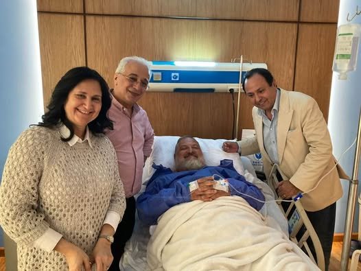 صورة خالد الصاوي من غرفة العمليات تثير القلق.. والفنان يكشف الحقيقة