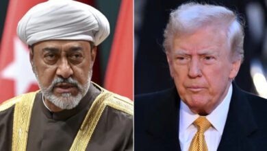 ترامب يصعّد ضد سلطنة عُمان: «يمكننا التعامل معها بسهولة» وسط خلافات حول مضيق هرمز واشنطن – 18 آب/أغسطس 2026 صعّد الرئيس الأميركي دونالد ترامب لهجته تجاه سلطنة عُمان، قائلاً إن الولايات المتحدة قادرة على «التعامل معها بسهولة»، في تصريحات جاءت وسط توتر متزايد بشأن الترتيبات المقترحة للملاحة عبر مضيق هرمز والدور الذي تؤديه مسقط في الاتصالات مع إيران. وقال ترامب للصحفيين في البيت الأبيض، الاثنين 17 آب/أغسطس، إنه لا يعتقد أن سلوك عُمان «كان جيداً جداً»، مضيفاً أن الولايات المتحدة تستطيع التعامل معها بسهولة، في تصريحات أكدتها تقارير لوكالة رويترز ووسائل إعلام أميركية. وجاء كلام ترامب رداً على أسئلة بشأن موقفه من السلطنة، في وقت تتزايد فيه الخلافات حول مستقبل الملاحة في مضيق هرمز، أحد أهم الممرات البحرية للطاقة والتجارة العالمية. تهديد أميركي مباشر التصريحات الأخيرة جاءت بعد لهجة أكثر حدة استخدمها ترامب في مقابلة إعلامية، إذ هدد باتخاذ عمل عسكري ضد عُمان في حال اعتبر أنها تعرقل المساعي الأميركية المتعلقة بإيران ومضيق هرمز. ويمثل هذا التصعيد تطوراً لافتاً في العلاقة بين واشنطن ومسقط، خصوصاً أن سلطنة عُمان أدت تاريخياً دور الوسيط بين الولايات المتحدة وإيران، واستضافت أو سهلت جولات متعددة من الاتصالات بين الطرفين. ماذا يحدث في مضيق هرمز؟ يتركز الخلاف الحالي حول الترتيبات الخاصة بإعادة تنظيم حركة السفن عبر مضيق هرمز، بعد أشهر من الاضطرابات العسكرية والسياسية التي أثرت بشدة على حركة الملاحة. وتجري إيران وسلطنة عُمان محادثات حول آلية لتنظيم حركة السفن عبر المضيق، فيما تشير التقارير إلى خلافات جوهرية مع واشنطن بشأن طبيعة السيطرة على الممر البحري وشروط مرور السفن. وكانت حركة السفن عبر هرمز قد تراجعت بصورة حادة مقارنة بمستويات ما قبل الحرب؛ إذ أفادت رويترز في 11 آب/أغسطس بأن ست سفن فقط عبرت المضيق خلال يوم واحد، مقابل نحو 130 إلى 140 سفينة يومياً قبل الحرب. عُمان بين واشنطن وطهران تضع التطورات الأخيرة مسقط في موقف بالغ الحساسية، فهي من جهة حليف وشريك قديم للولايات المتحدة، ومن جهة أخرى تحتفظ بعلاقات سياسية ودبلوماسية وثيقة مع إيران، الأمر الذي مكّنها طوال سنوات من لعب دور قناة اتصال بين واشنطن وطهران. وتشير التقارير إلى أن واشنطن تنظر بقلق إلى بعض تفاصيل الترتيبات التي يجري بحثها بين إيران وعُمان بشأن المضيق، بينما تعتبر مسقط أن استمرار التواصل مع طهران ضروري لمنع انهيار الملاحة وتصاعد المواجهة العسكرية. تصعيد يتجاوز الخلاف الدبلوماسي تكمن خطورة تصريحات ترامب في أنها تنقل الخلاف من مستوى الضغط الدبلوماسي إلى التهديد الصريح باستخدام القوة ضد دولة خليجية ترتبط بعلاقات استراتيجية مع واشنطن. ويأتي ذلك في وقت لا تزال فيه الولايات المتحدة وإيران عاجزتين عن التوصل إلى تسوية نهائية بشأن الحرب والملف النووي ومستقبل مضيق هرمز، بعد انتهاء مهلة تفاوضية استمرت 60 يوماً من دون تحقيق اختراق حاسم. كما أن أي تصعيد يمس الأراضي العُمانية أو البنية البحرية المحيطة بالمضيق قد تكون له تداعيات تتجاوز العلاقة الأميركية–العُمانية، نظراً للأهمية الاستراتيجية لهرمز بالنسبة لصادرات النفط والغاز الخليجية وسلاسل الإمداد العالمية. ما الذي تعنيه تصريحات ترامب؟ سياسياً، تبدو تصريحات الرئيس الأميركي رسالة ضغط مباشرة على مسقط بهدف منع ظهور ترتيبات إيرانية–عُمانية للمضيق لا تتوافق مع الشروط الأميركية. أما استراتيجياً، فإن دخول عُمان بصورة مباشرة في دائرة التهديد الأميركي قد يضعف قدرتها على الاستمرار كوسيط محايد نسبياً بين واشنطن وطهران، وهي وظيفة دبلوماسية اعتمد عليها الطرفان مراراً خلال السنوات الماضية. وفي المقابل، لا تعني تصريحات ترامب بالضرورة أن قراراً عسكرياً ضد السلطنة قد اتُخذ، لكنها ترفع مستوى المخاطر السياسية والعسكرية المحيطة بالمفاوضات وتكشف حجم الخلاف بشأن من يملك حق تحديد قواعد الملاحة في أحد أكثر الممرات البحرية حساسية في العالم. المصادر: رويترز، أسوشيتد برس، تصريحات الرئيس الأميركي دونالد ترامب.