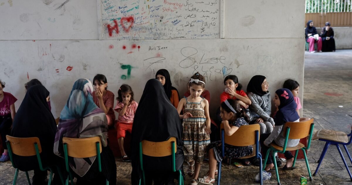 آلاف النازحين يقيمون في مدارس لبنان قبل بدء العام الدراسي