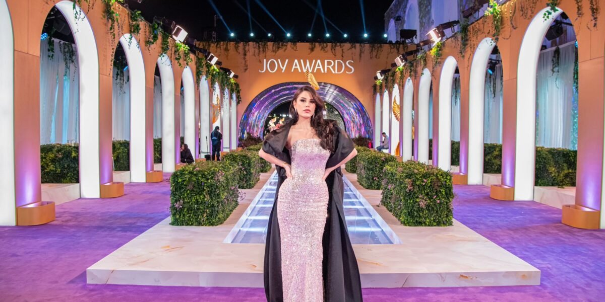 الممثلة فرح عمرو تتألق بحضورها في حفل Joy Awards 2026 بالرياض
