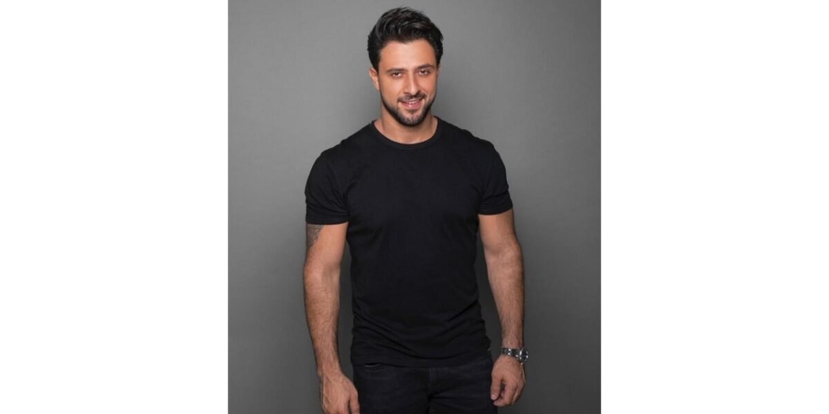 النجم كريم نور يشعل الأجواء في أنتيكا بار