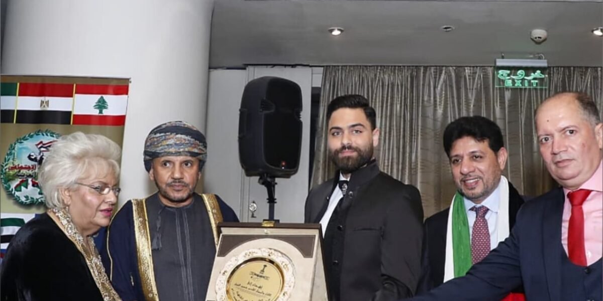 حسين فنيش مكرّماً في مؤتمر السلام في القاهرة