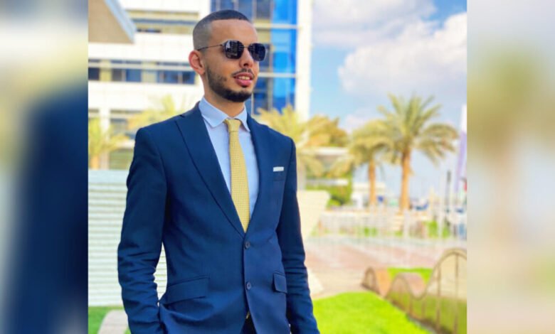 آدم حموري بين قطاع الخدمات والمال
