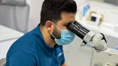 الدكتور علي حرز يرفع معايير تجميل الأسنان باستخدام المايكروسكوب