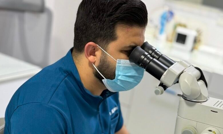 الدكتور علي حرز يرفع معايير تجميل الأسنان باستخدام المايكروسكوب