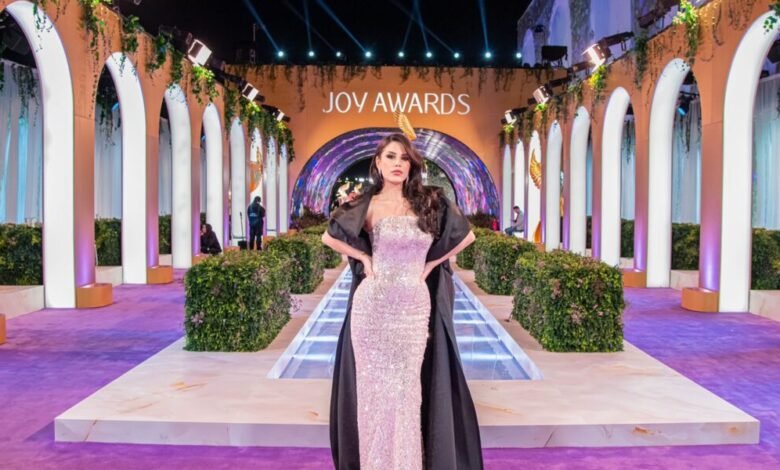 الممثلة فرح عمرو تتألق بحضورها في حفل Joy Awards 2026 بالرياض