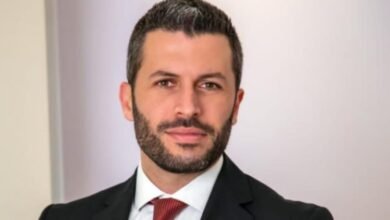 جورج زيادة موضحاً لعملية رأب الأذن/ Otoplasty