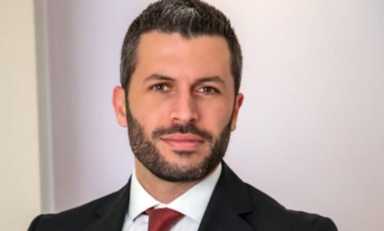 جورج زيادة موضحاً لعملية رأب الأذن/ Otoplasty
