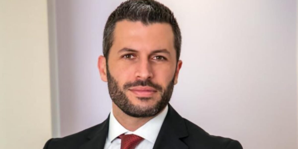 جورج زيادة موضحاً لعملية رأب الأذن/ Otoplasty