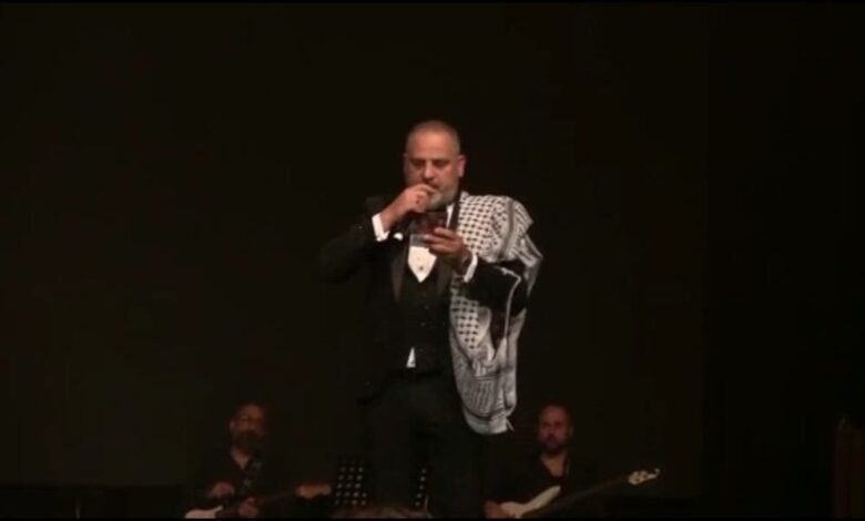 زكريا فحّام في وضع محرج بسبب الكوفية..ماالسبب!