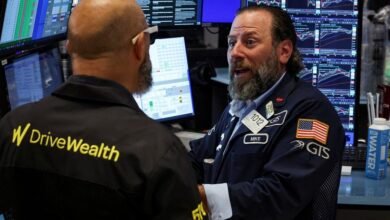 وول ستريت قرب أعلى مستوياتها بعد تراجع ترامب عن رسوم أوروبا